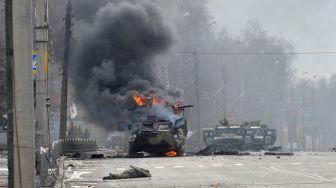 Bak Hujan Meteor! Begini Detik-detik Roket Rusia Berjatuhan Menghujam Parkiran Mobil Di Ukraina