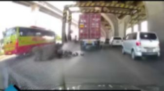 Viral Video Detik-detik Pengendara Motor Nyaris Terlindas Truk Kontainer, Bikin Bergidik