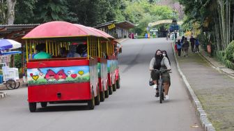 Pengunjung berwisata di Taman Marga Satwa Ragunan, Jakarta Selatan, Senin (28/2/2022). [Suara.com/Alfian Winanto]