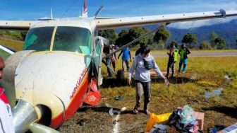 Pecah Ban, Pesawat SAS PK-FSW Tergelincir saat Mendarat di Papua