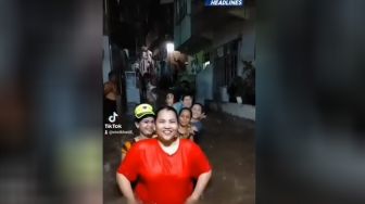Aksi Emak-emak Joget TikTok di Tengah Banjir di Medan, Warganet Bereaksi