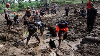 Petugas gabungan dari Basarnas Padang, TNI, Polri, BPBD dan dibantu masyarakat melakukan pencarian korban longsor di jorong Guguk Nagari Malampah, Kecamatan Tigo Nagari, Kabupaten Pasaman, Sumatera Barat, Minggu (27/2/2022). [ANTARA FOTO/Muhammad Arif Pribadi/Lmo/YU]