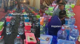 Hajatan Sultan di Bojonegoro, Tamu yang Datang Dapat Galon Mineral dan Kontainer Makanan