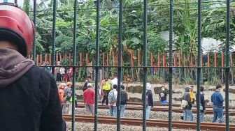 Tragis! Seorang Pria Tewas Tertabrak Kereta di Kawasan Klender