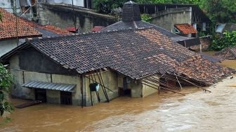 Sejumlah rumah terendam banjir di Kampung Pekarungan Kota Serang, Banten, Selasa (1/3/2022).  ANTARA FOTO/Asep Fathulrahman