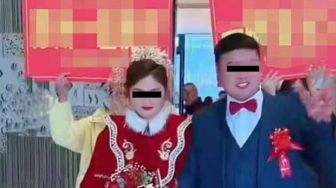 Dapat Mahar Mewah, Pengantin Wanita Ini Sampai Cetak Banner demi Pamerkan di Hari Pernikahan, Tuai Nyinyiran Publik