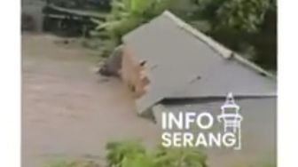 Viral, Detik-detik Rumah Hanyut Terbawa Banjir di Serang Banten, Warga Panik Sambil Kumandangkan Takbir