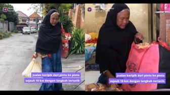 Suami Sakit Stroke, Nenek Ini Jadi Tulang Punggung Keluarga Jualan Keripik Jalan Kaki 10 Km