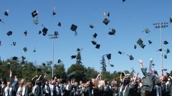 Unggah Foto Kelulusan Tanpa Selempang Cumlaude, Mahasiswa Ini 'Diejek' Teman, Endingnya Bikin Warganet Geram: Kualat!