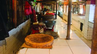 Suasana kios daging sapi di Pasar Pondok Labu, Jakarta Selatan, Selasa (1/3/2022).  [Suara.com/Septian]
