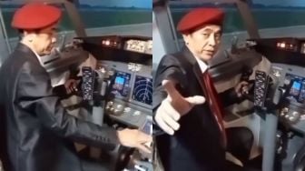 Aksi Lord Rangga Eks Sunda Empire Duduk di Kursi Pilot, Mengaku Hendak Terbang ke Rusia Demi Bela Bumi