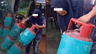 Viral! Seorang Emak-emak Angkat 4 Tabung Sendiri Tanpa Bantuan, Aksinya Tuai Decak Kagum Warganet