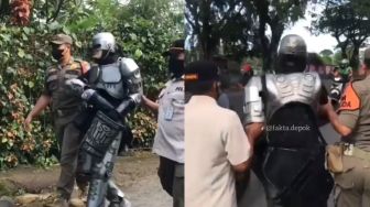 Viral Pria Berkostum Robocop Ditangkap Satpol PP, Ternyata Gara-gara Ini