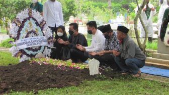 Mantan Panglima TNI Hadi Tjahjanto Iringi Pemakaman Sang Ayah di Taman Makam Marga Baka Lanud Abdulrachman Saleh Malang