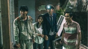Ulasan Sinkhole, Film Bencana Penuh Komedi Dibintangi Lee Kwang Soo