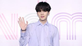 Berkat Jimin BTS, Suga Mengelus Rambut Panjangnya selama Siaran Langsung