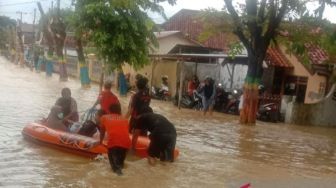 Cuaca Ekstrem, Banjir Parah Landa Tiga Kabupaten di Jatim, Ketinggian Ada yang Capai Satu Meter Ratusan Warga Dievakuasi