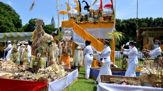 Umat Hindu mengikuti rangkaian prosesi Upacara Tawur Agung Kesanga di Lapangan Puputan Badung, Denpasar, Bali, Rabu (2/3/2022). ANTARA FOTO/Fikri Yusuf