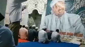 Viral! Baliho Habib Rizieq Shihab Terpampang Didalam Masjid, Warganet: Semakin Kebelinger Kelakuannya