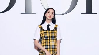 Jisoo BLACKPINK Tampil Menggemaskan di Paris Fashion Week 2022, Bajunya Jadi Sorotan!