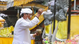 Sejumlah umat Hindu melaksanakan Upacara Tawur Agung Kesanga di Pura Aditya Jaya, Rawamangun, Jakarta Timur, Rabu (2/3/2022). [Suara.com/Alfian Winanto]