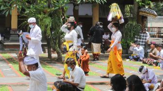 Sejumlah umat Hindu melaksanakan Upacara Tawur Agung Kesanga di Pura Aditya Jaya, Rawamangun, Jakarta Timur, Rabu (2/3/2022). [Suara.com/Alfian Winanto]