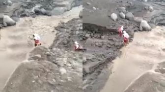 Jembatan Rusak Diterjang Lahar Semeru, Sejumlah Anak SD Digendong Sebrangi Sungai