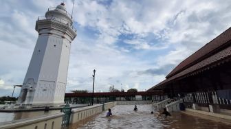 Meskipun Banjir, Kawasan Wisata Banten Lama Tetap Ramai Dikunjungi Warga