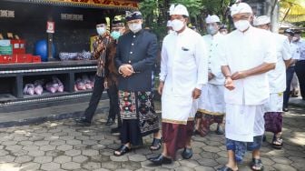 Gubernur DKI Jakarta Anies Baswedan (kiri) saat menghadiri Upacara Tawur Agung Kesanga di Pura Aditya Jaya, Rawamangun, Jakarta Timur, Rabu (2/3/2022). [Suara.com/Alfian Winanto]