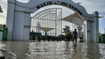 Update Kondisi Terkini Banjir di Kawasan Wisata Banten Lama, Masih Tergenang Tapi Tetap Dikunjungi