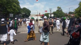 Kibarkan Bendera Jihad, Massa Umat Islam Cianjur Geruduk Kantor Kemenag Desak Menag Yaqut Dipecat