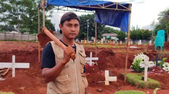2 Tahun Pandemi: Cerita Penggali Kubur di TPU Jombang Tangsel, Disemprot Keluarga Korban-Kerja Sampai Pagi