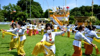 Umat Hindu mengikuti rangkaian prosesi Upacara Tawur Agung Kesanga di Lapangan Puputan Badung, Denpasar, Bali, Rabu (2/3/2022). ANTARA FOTO/Fikri Yusuf