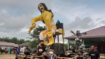 Peringati Nyepi, Umat Hindu di Belitung Mengarak Ogoh-Ogoh