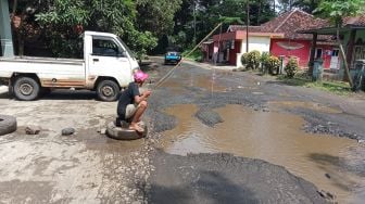 Protes Jalan Rusak di Sindangbarang, Warga Cianjur Memancing di Jalan Berlubang