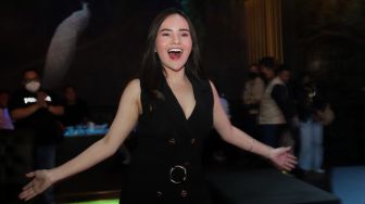Finalis melakukan peragaan busana saat Grand final Miss Popular season I di Pavvo, Pantai Indah Kapuk, Jakarta Utara, Rabu (2/3/2022). [Suara.com/Angga Budhiyanto]