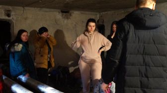 Sejumlah warga berlindung di ruang bawah tanah di apartemen mereka saat terjadi serangan Rusia di kota Karkhiv, Ukraina, Selasa (1/3/2022). ANTARA FOTO/HO/Volodumyr Yuriyovych Yurchenko