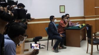 Ayah Bibi Ardiansyah, Haji Faisal mengikuti sidang lanjutan penetapan perwalian Gala Sky Andriansyah di Pengadilan Agama Jakarta Barat, Jakarta, Rabu (2/3/2022). [Suara.com/Angga Budhiyanto]