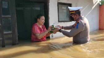 Tak Hanya Pamekasan, Sampang Juga Alami Banjir Sebegini Parah Sampai Rendam Kantor Polisi Hingga Layanan SIM Disetop