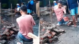 Keterbatasan Fisik Bukan Penghalang, Pria Ini Gesit Bantu Bangun Rumah: Pahlawan Keluarga