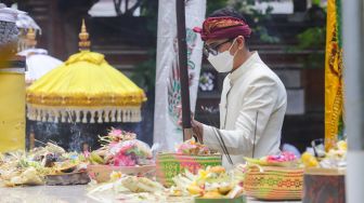 Sejumlah umat Hindu melaksanakan Upacara Tawur Agung Kesanga di Pura Aditya Jaya, Rawamangun, Jakarta Timur, Rabu (2/3/2022). [Suara.com/Alfian Winanto]