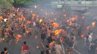 Sambut Hari Raya Nyepi, Umat Hindu di Mataram Gelar Ritual Perang Api