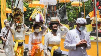 Sejumlah umat Hindu melaksanakan Upacara Tawur Agung Kesanga di Pura Aditya Jaya, Rawamangun, Jakarta Timur, Rabu (2/3/2022). [Suara.com/Alfian Winanto]