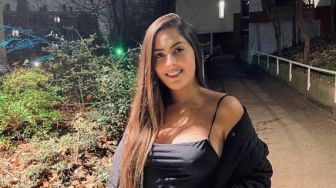 5 Pose Berbikini Danielle Favatto, Selebgram Seksi Putri Legenda Brasil Romario