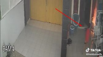Padamkan Api saat Kursi di Rumahnya Terbakar, Aksi Bocah Ini Tuai Pujian Warganet
