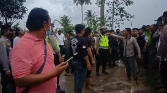 Amuk Massa di Rumah Pelaku Mutilasi Bocah SD, Polisi Lepaskan Tembakan ke Udara