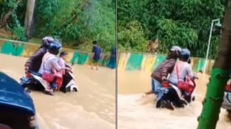 Menyentuh Hati, Suami Dorong Motor Terjang Banjir Tanpa Turunkan Anak dan Istri: Perempuan Bersama Pria Tepat