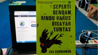 Ulasan Buku Seperti Dendam, Rindu Harus Dibayar Tuntas: Novel yang Cerdik