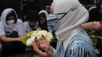 Mantan Politikus Angelina Sondakh berziarah ke makam suaminya, Adjie Massaid di TPU Jeruk Purut, Jakarta, Kamis (3/3/2022). [Suara.com/Angga Budhiyanto]