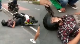 Kocak! Diduga Mabuk, Pemotor Ini Tidur di Pinggir Jalan, Lengkap Masih Pake Helm